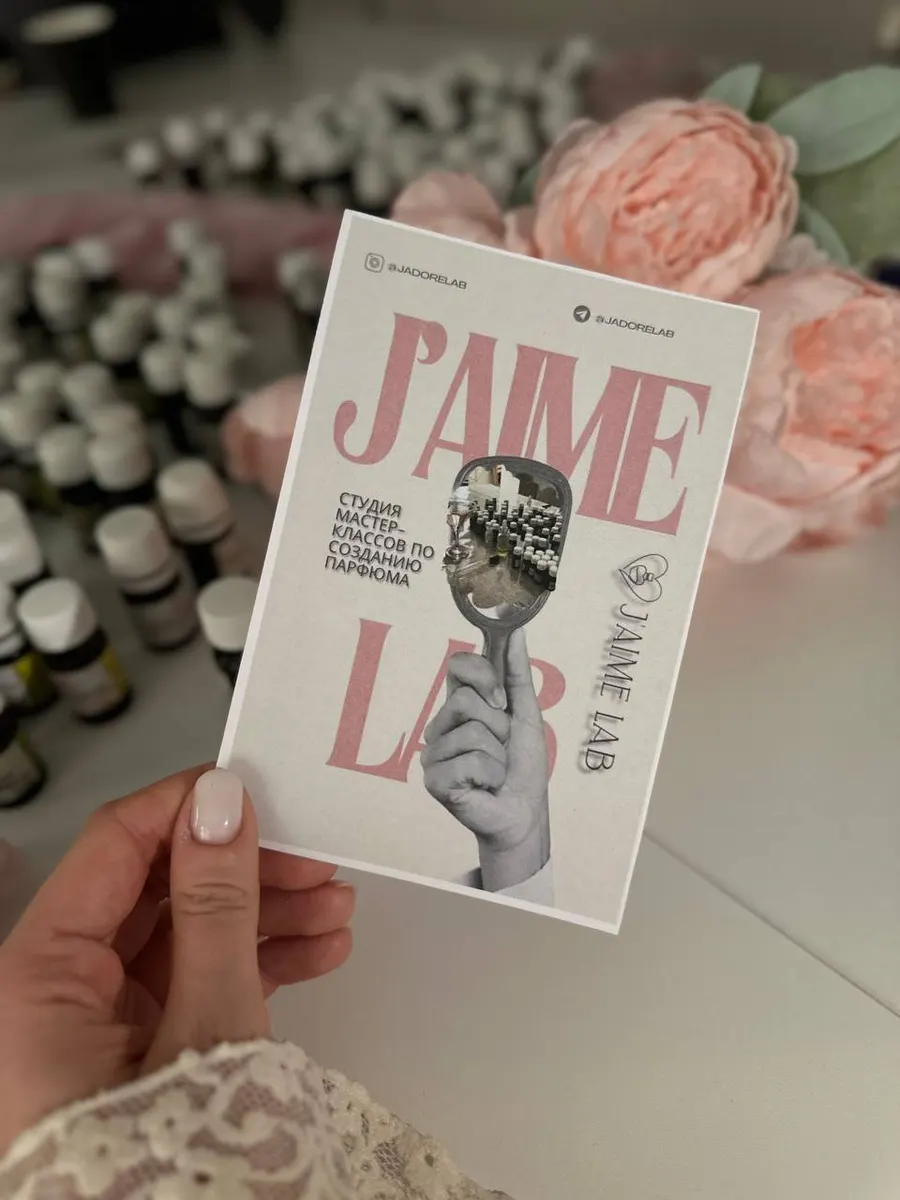 Фирменная карточка J'aime LAB в руках гостьи